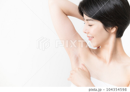 脇の脱毛、エステや美容の手入れのイメージ 脇の脱毛、エステや美容の手入れのイメージ 104354598