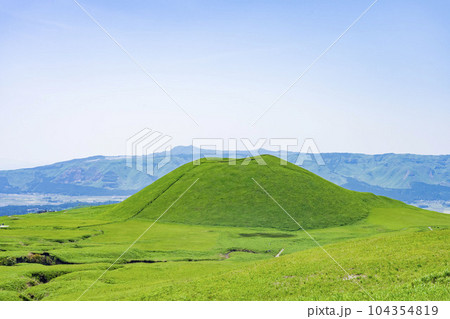 【熊本県】阿蘇カルデラ 火山の造形美 米塚 104354819
