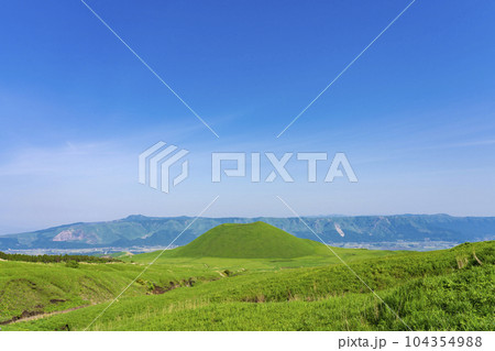【熊本県】阿蘇カルデラ 火山の造形美 米塚 104354988