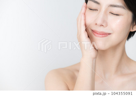 肌の保湿を実感する美容イメージ 素肌や透明感 肌の保湿を実感する美容イメージ 素肌や透明感 104355091