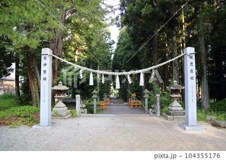 日雲神社（境内を信楽高原鐡道がとおる神社） 【滋賀県甲賀市信楽町 ・ 雲井駅近く】 104355176