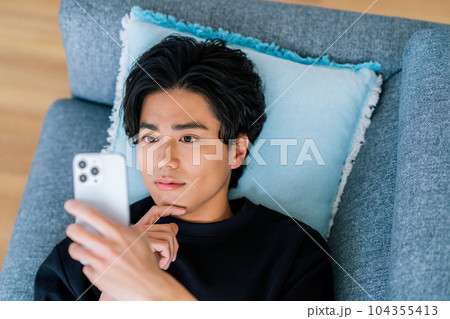 スマホを操作する若い男性 スマホを操作する若い男性 104355413