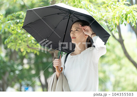 日傘をさす女性　ビジネス 104355503
