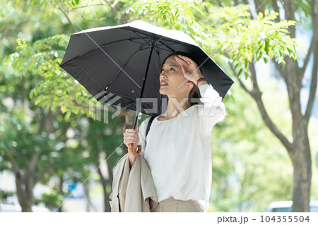 日傘をさす女性　ビジネス 104355504