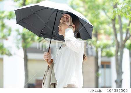 日傘をさす女性　ビジネス 104355506