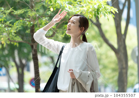 ビジネスウーマン 熱中症 ビジネスウーマン 熱中症 104355507