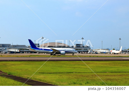 【香川県】さぬきこどもの国から見た（高松空港）滑走路とターミナルビル 104356007