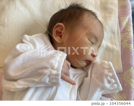 生後1日の新生児 生後1日の新生児 104356044