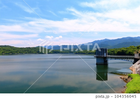 【香川県】　晴天の日本一の ため池（満濃池） 104356045