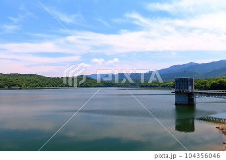 【香川県】 晴天の日本一の ため池(満濃池) 【香川県】 晴天の日本一の ため池(満濃池) 104356046