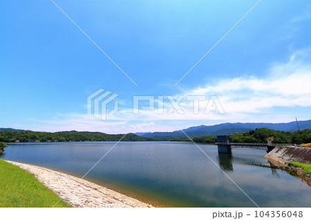 【香川県】 晴天の日本一の ため池(満濃池) 【香川県】 晴天の日本一の ため池(満濃池) 104356048