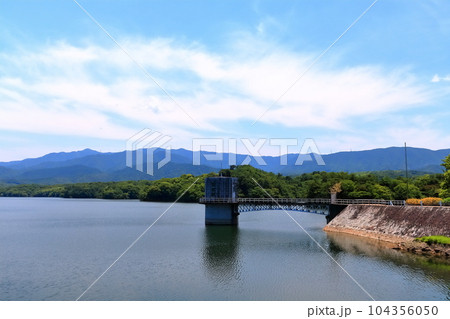 【香川県】　晴天の日本一の ため池（満濃池） 104356050