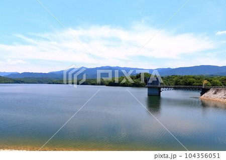 【香川県】 晴天の日本一の ため池(満濃池) 【香川県】 晴天の日本一の ため池(満濃池) 104356051