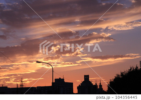 夕方に町を歩いた 夕方に町を歩いた 104356445