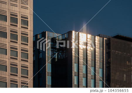 ビルに反射する太陽光線 ビルに反射する太陽光線 104356655