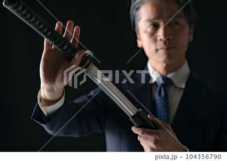 刀を持つ男性　ビジネスマン 104356790