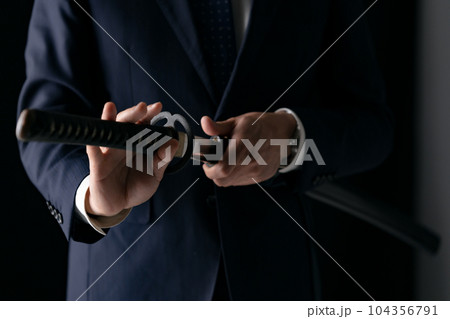 刀を持つ男性　ビジネスマン 104356791