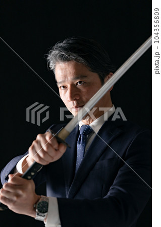 刀を持つ男性　ビジネスマン 104356809