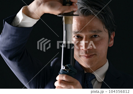 刀を持つ男性　ビジネスマン 104356812