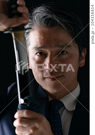 刀を持つ男性 ビジネスマン 刀を持つ男性 ビジネスマン 104356814