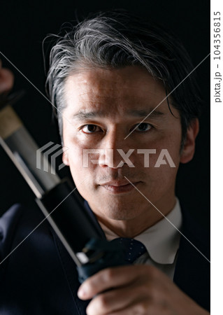 刀を持つ男性　ビジネスマン 104356815