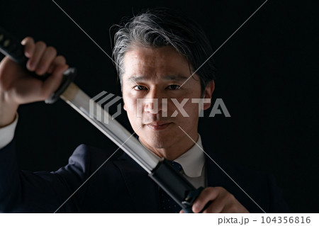 刀を持つ男性　ビジネスマン 104356816