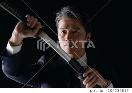 刀を持つ男性 ビジネスマン 刀を持つ男性 ビジネスマン 104356817