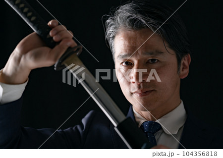 刀を持つ男性　ビジネスマン 104356818
