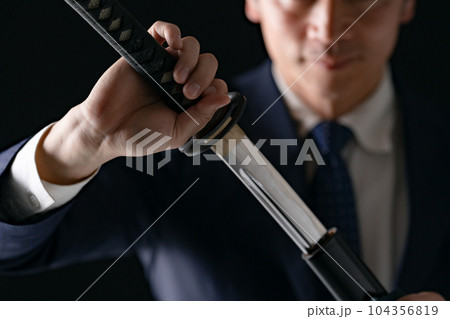 刀を持つ男性　ビジネスマン 104356819