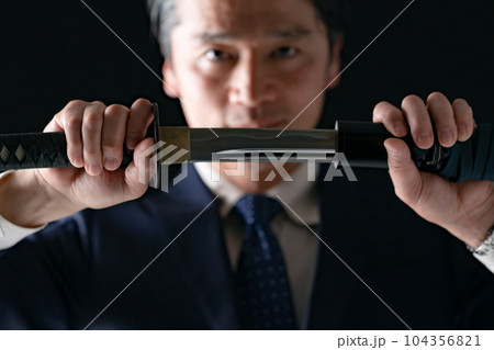刀を持つ男性　ビジネスマン 104356821