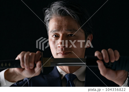 刀を持つ男性　ビジネスマン 104356822
