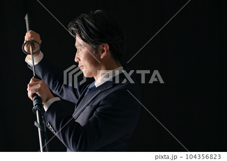刀を持つ男性 ビジネスマン 刀を持つ男性 ビジネスマン 104356823