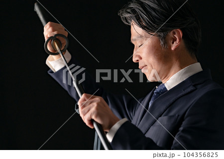 刀を持つ男性 ビジネスマン 刀を持つ男性 ビジネスマン 104356825