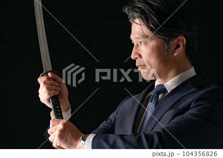 刀を持つ男性 ビジネスマン 刀を持つ男性 ビジネスマン 104356826