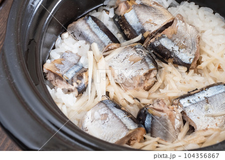 秋刀魚と生姜の炊き込みご飯。 104356867