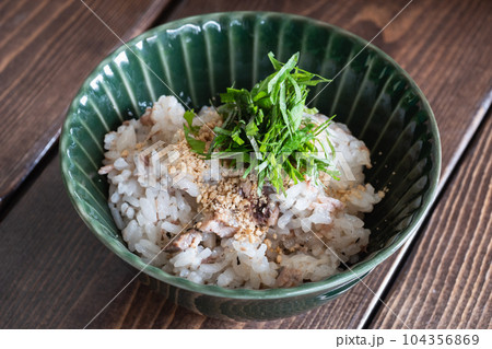 秋刀魚の炊き込みご飯。大葉と胡麻をトッピング。 104356869