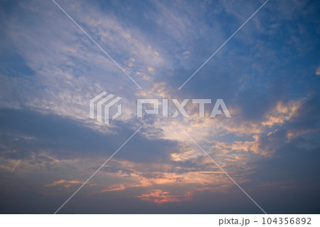 夕暮れ 104356892