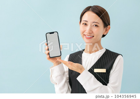 スマートフォンで案内をする女性　ビジネス 104356945