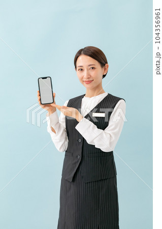 スマートフォンで案内をする女性 ビジネス スマートフォンで案内をする女性 ビジネス 104356961