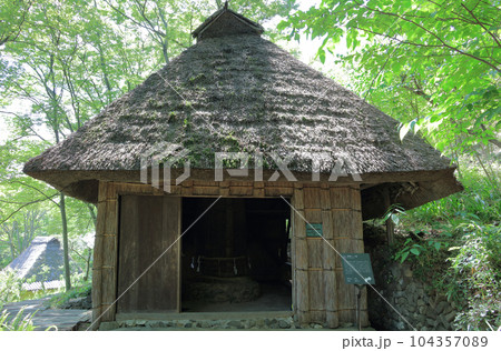 四国村ミウゼアム 楮蒸し小屋（登録有形文化財） 104357089