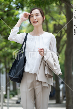 ビジネス　夏　女性　ポートレート 104357508