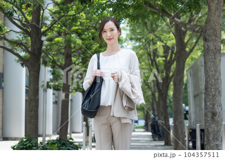 ビジネス 夏 女性 ポートレート ビジネス 夏 女性 ポートレート 104357511