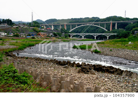 相模川、初夏のアユ釣り風景 104357900