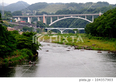 相模川、初夏のアユ釣り風景 104357903