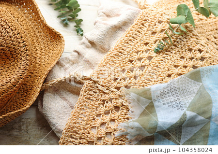 編みバッグ、麦わら帽子と蚊帳生地スカーフ　夏のお出かけコーデ 104358024