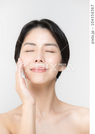 目元や頬の保湿や乾燥などの素肌のスキンケアやエステの美容イメージ 目元や頬の保湿や乾燥などの素肌のスキンケアやエステの美容イメージ 104358367