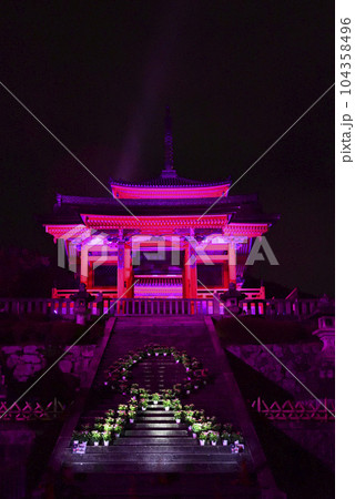 清水寺　西門　ピンクリボン 104358496