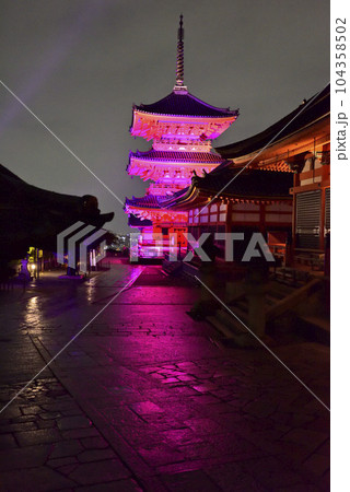 清水寺　三重塔　ピンクリボン 104358502