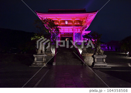 清水寺　仁王門（赤門）ピンクリボン 104358508