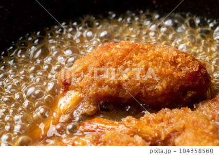 残り物揚げ物(エビフライ)リメイク調理シーン。卵とじするためだし汁の入ったフライパンで煮る。 残り物揚げ物(エビフライ)リメイク調理シーン。卵とじするためだし汁の入ったフライパンで煮る。 104358560